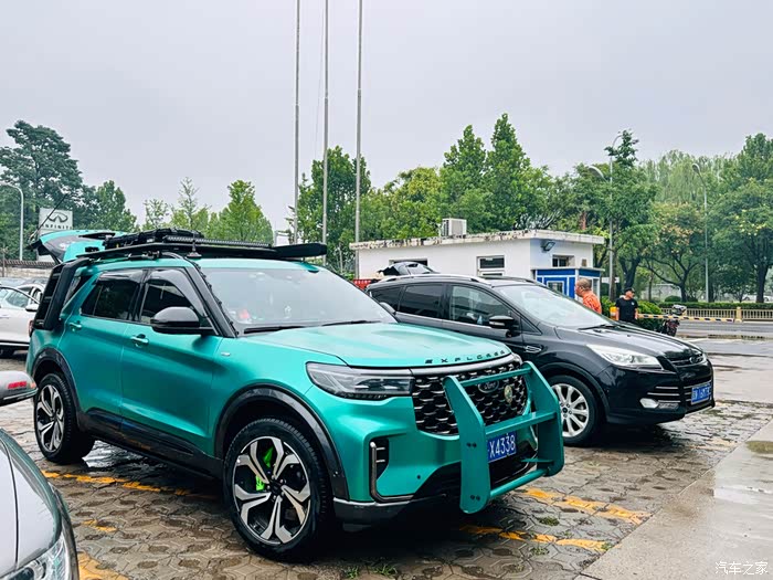 福特探险者四驱风尚版加装机盖日行灯