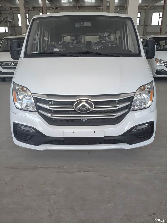 上汽大通24款v80超值版短轴低顶九座 长4950,宽199