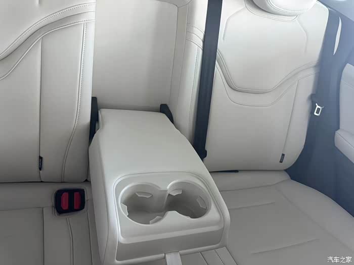 新一代h6的后排扶手箱细节拉满