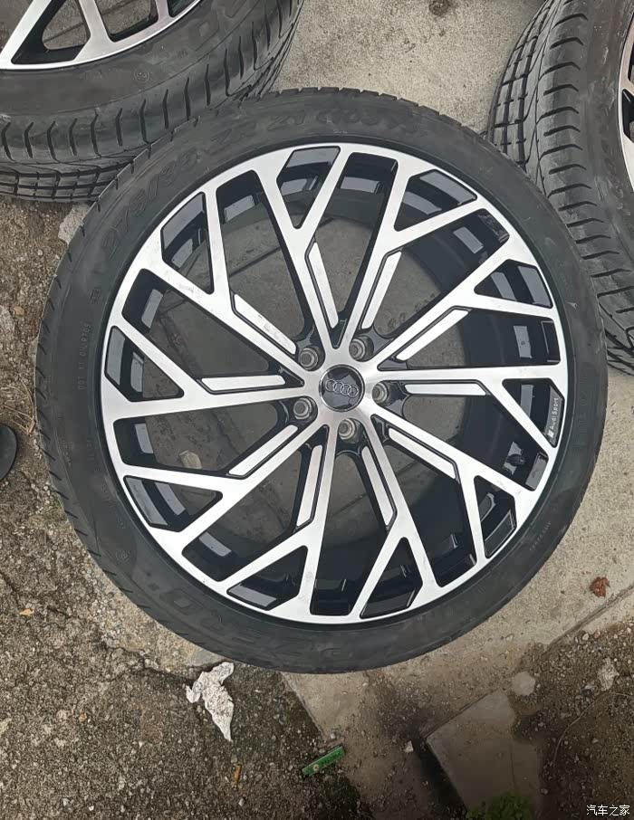 21寸奥迪s8原厂轮毂轮胎一套,感兴趣的可以看看