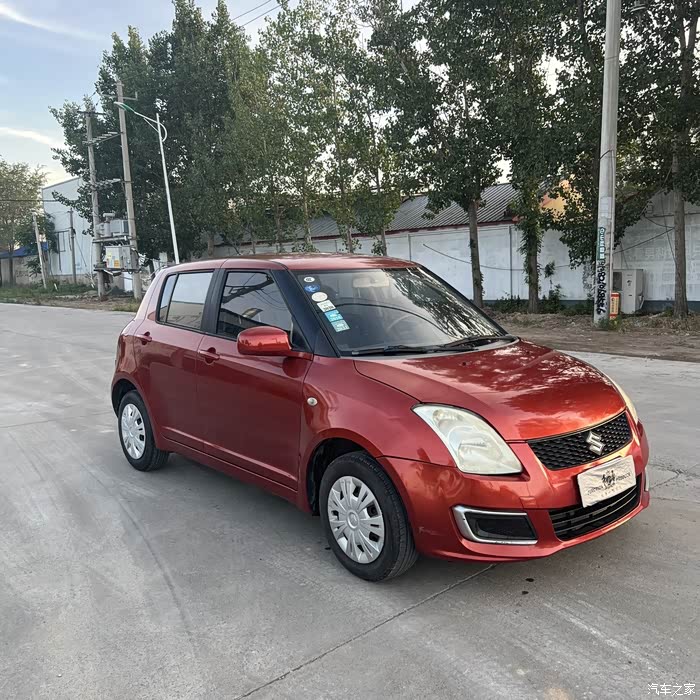 出一台 2014 年铃木雨燕,手动 1.3 的,内饰很新,有