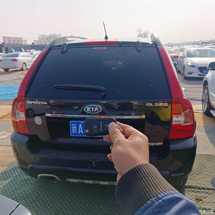 13年起亚狮跑,手动挡天窗,真皮座椅,车况好.