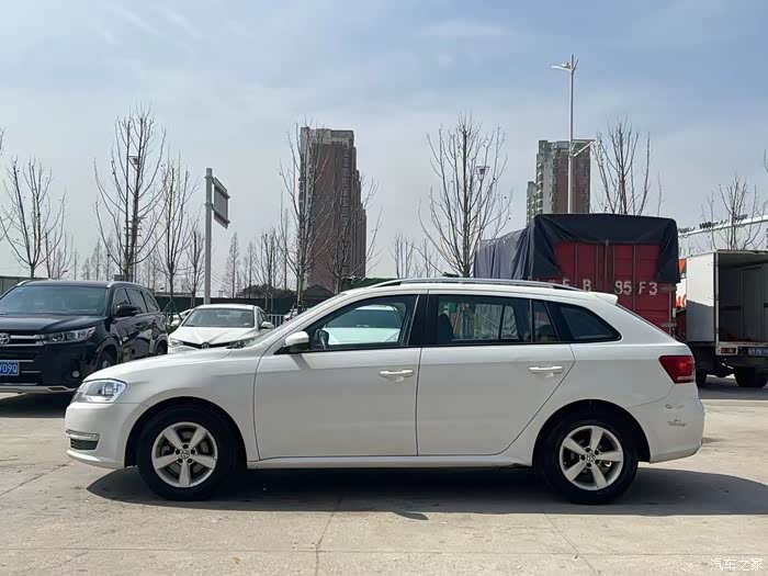 出一台14款运动版15年11月上牌的大众朗行车况原版公里数跑