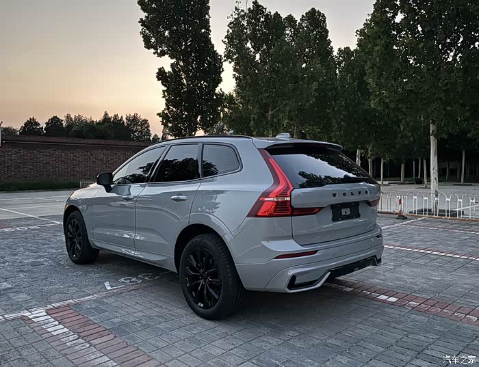 之所以标题写了个"北京首台",是因为沃尔沃xc60不小众,镀铬件多的