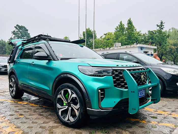 福特探险者四驱风尚版加装机盖日行灯