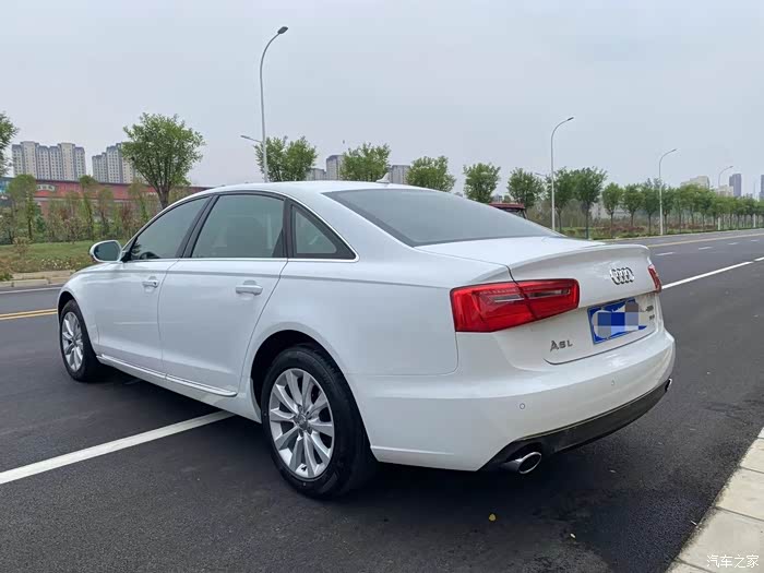 2015年上牌奥迪a6l,绝版2.5v6自吸,桃木内饰,前后