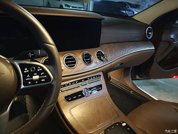 成都,出奔驰2020款黑外棕内立标,e300l改款时尚型.