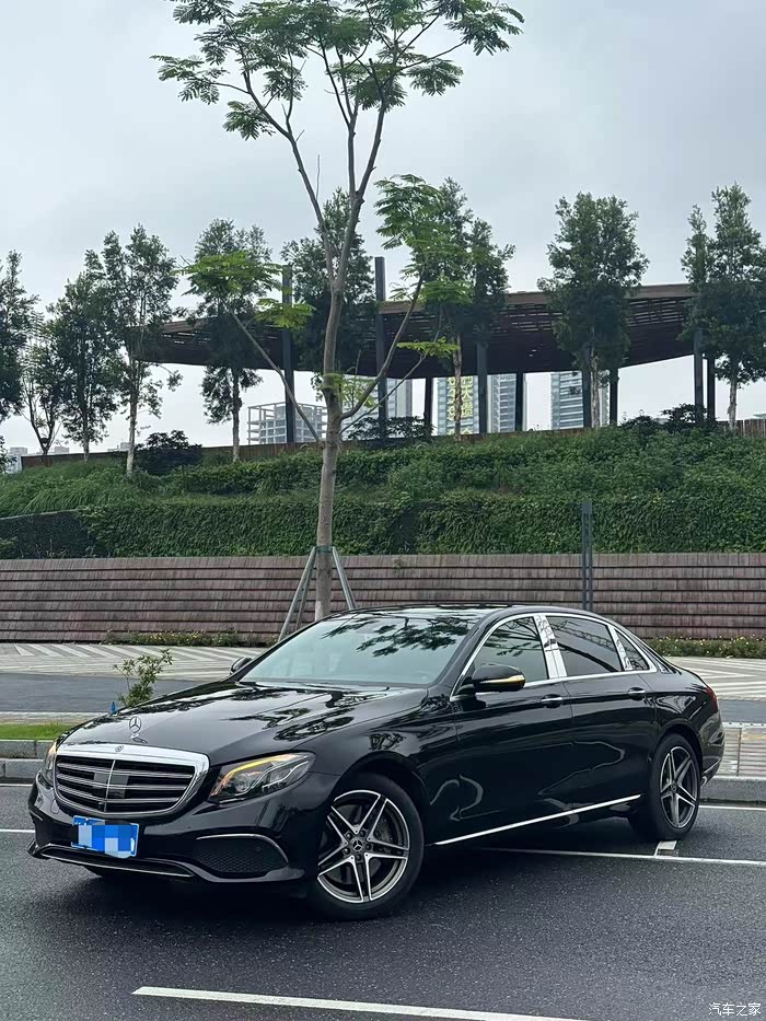 17年9月奔驰e320l 四驱3.0t 最美黑立棕 双电椅带