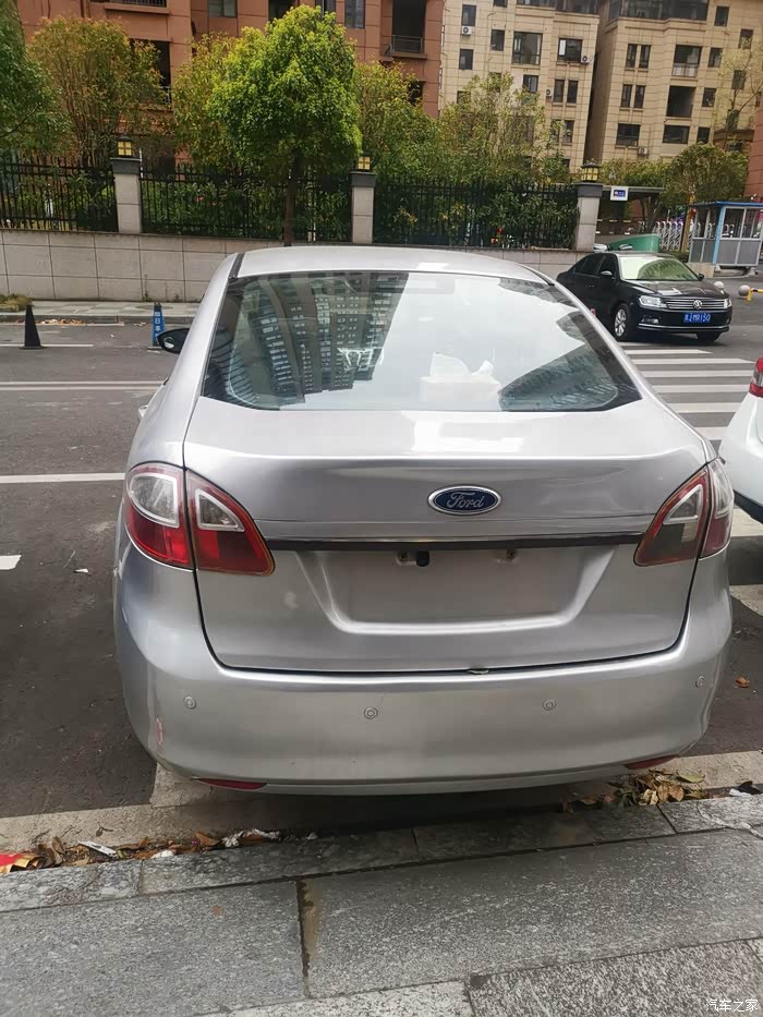 换车出10年福特嘉年华三箱自动,透镜大灯,大屏倒车影像,蓝牙