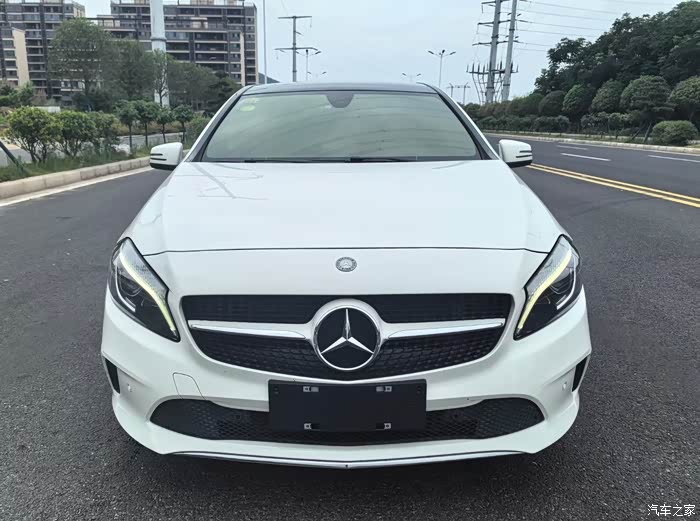 最新到店:差口气17年奔驰a200,自动挡1.6t高配,私家