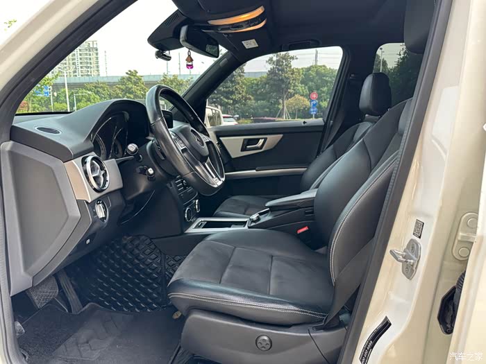 出一台2015年7月上牌进口奔驰glk300 新车指导价48