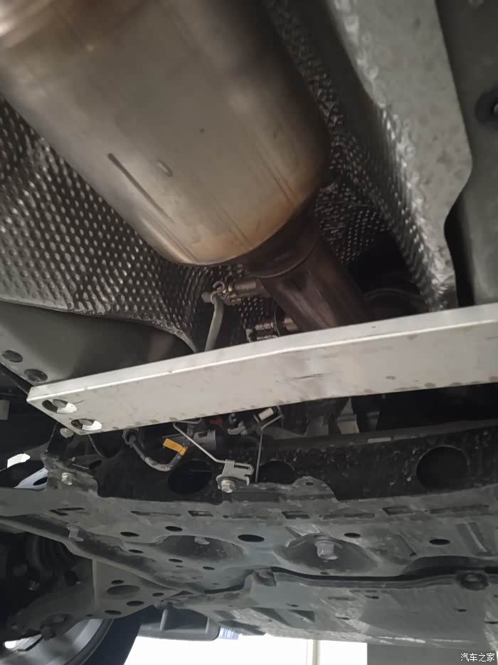 车从4s店举升机上掉下来详细图片,可以定为事故车吗