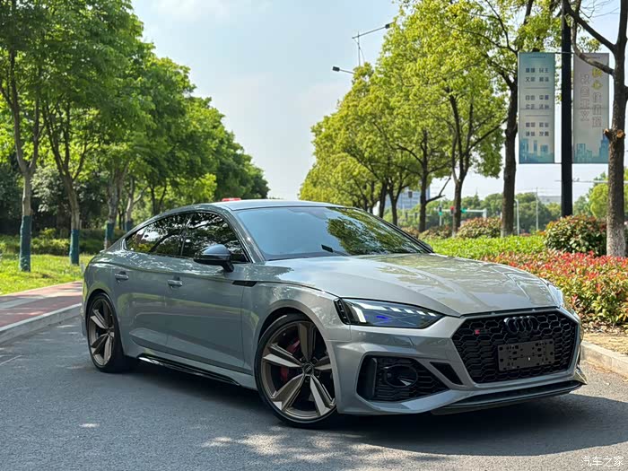 出22年奥迪rs5暗金版,全车原版原漆一手车1.7万公里,选