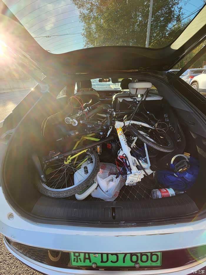 周末开着极狐汽车后备箱装三辆自行车装备带着孩子去出行这