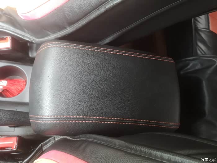 确实35安装座椅套后车内看起来更新