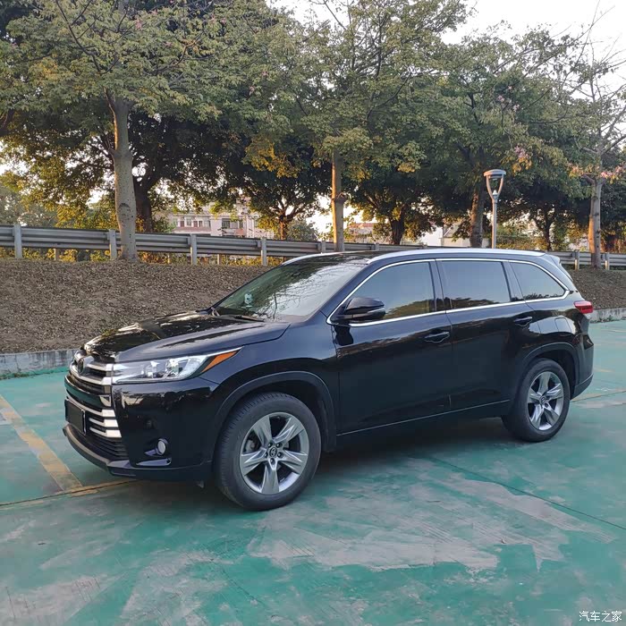 丰田汉兰达 2022年1月上牌佛山户行驶3万3千公里,七座四