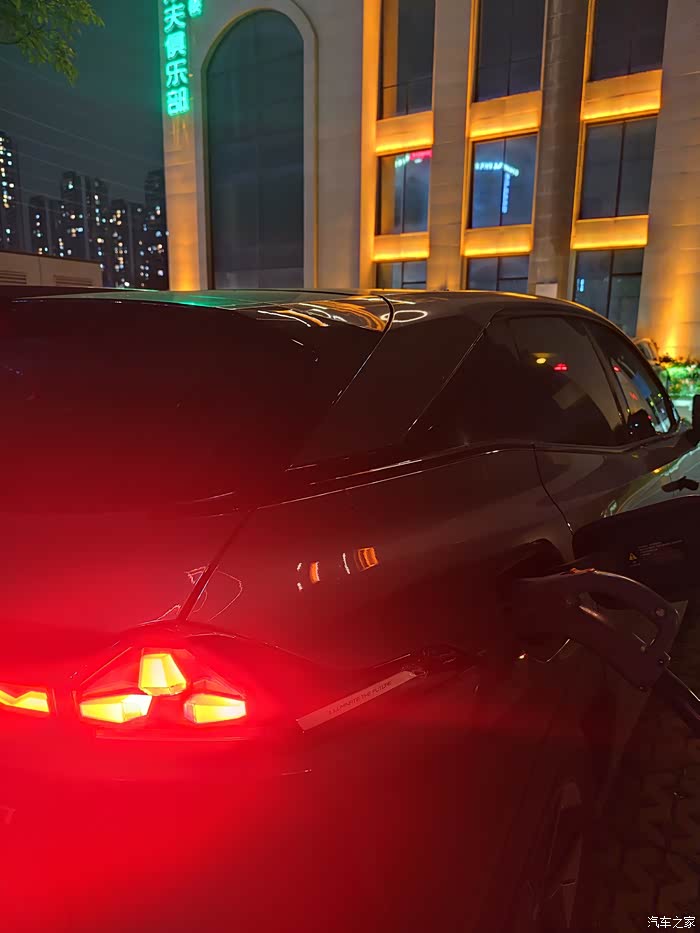 当夜幕低垂,城市的光芒渐渐浮现,一辆深蓝s7的车影在夜色中显