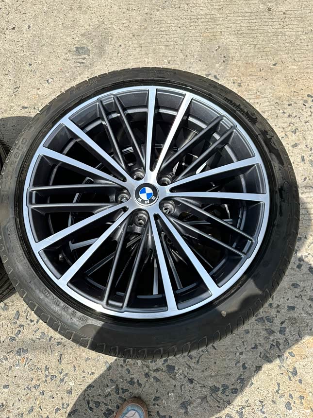 宝马530原厂19寸拆车轮毂带倍耐力轮胎,公里数少,成色新