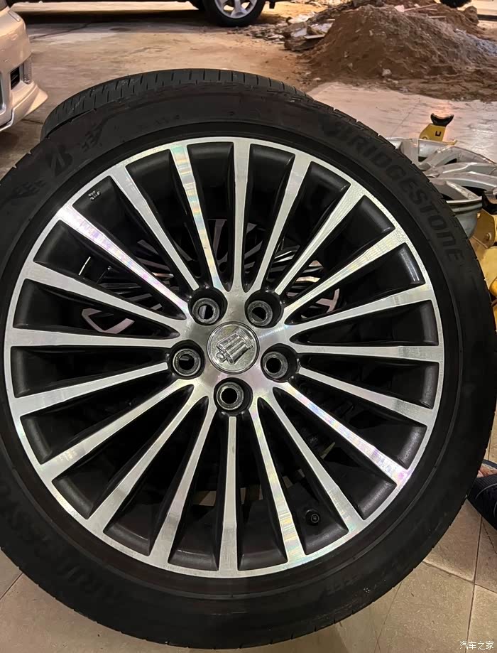 18寸丰田皇冠原厂轮毂轮胎一套,感兴趣的看过来