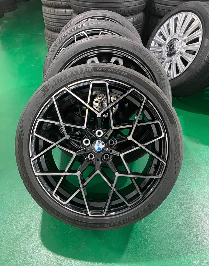 20寸宝马m8轮毂带胎一套,成色漂亮,喜欢的看过来