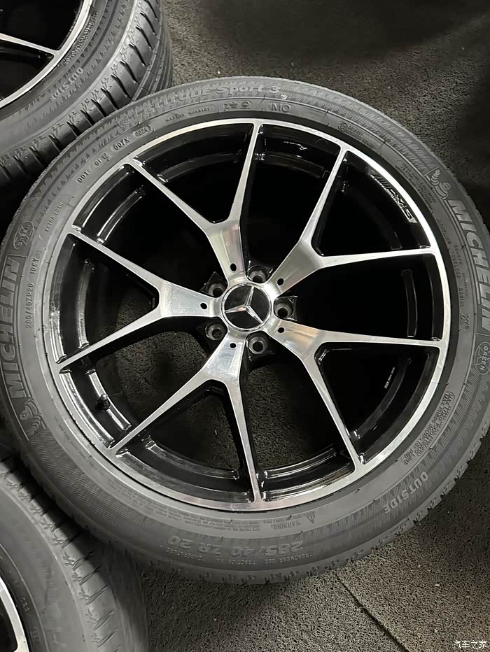 奔驰glc原厂amg轮毂带胎一套 一套四个完好无损,上车效果