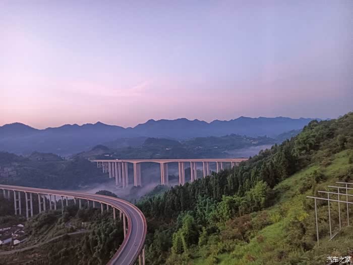 九曲河湿地公园是重庆市渝北区的一个热门露营地点拥有美丽的生