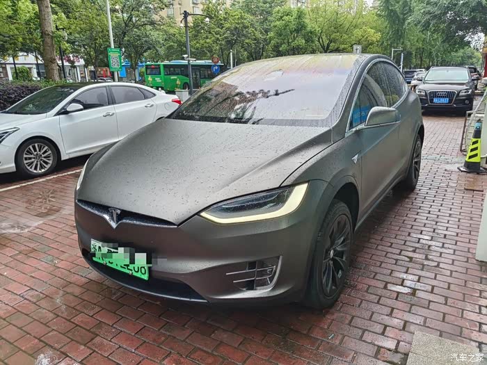 20年11月上牌,19款特斯拉modelx长续航,实际续航4