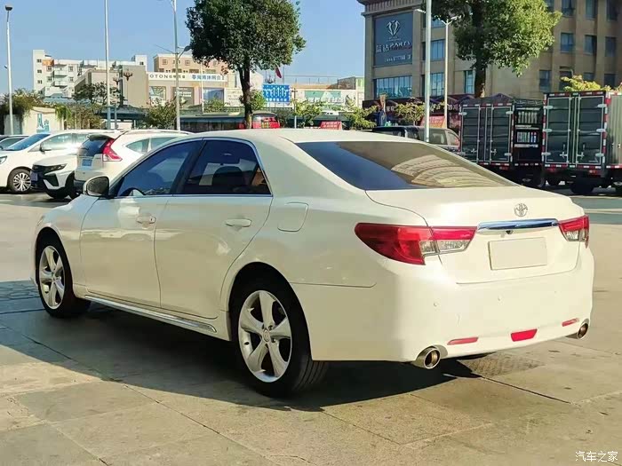 丰田锐志 16年 2.5v6 天窗大屏导航倒车影像 电动加热