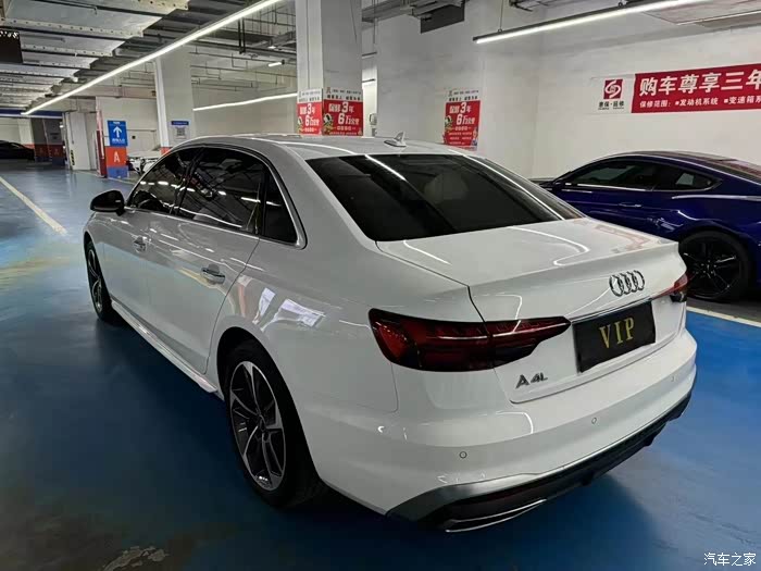 新到23年奥迪a4l 自动2.0t高配,白***内,全景天窗