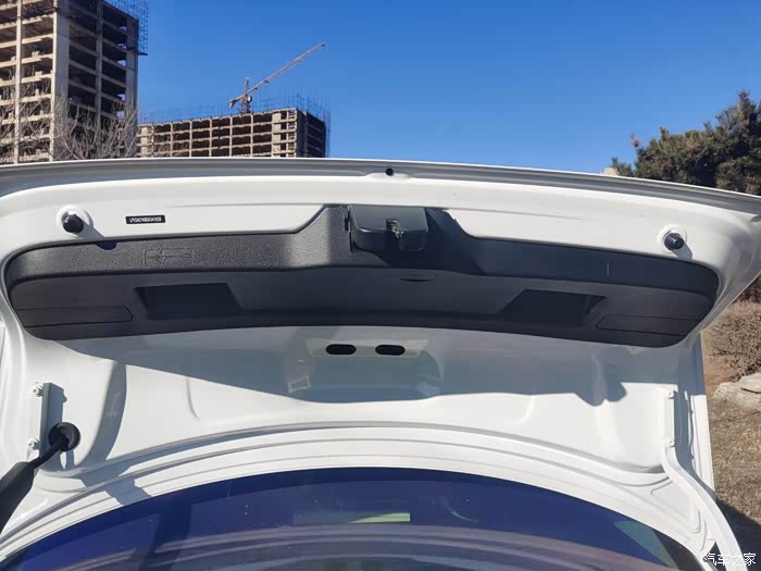 2017款速腾后备箱盖上的这两个东西是干啥用的