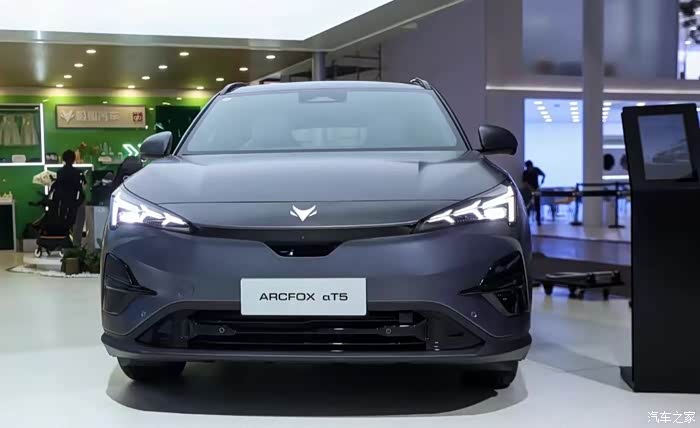 近日,我有幸体验了极狐汽车旗下的阿尔法t5车型,这款车在市场