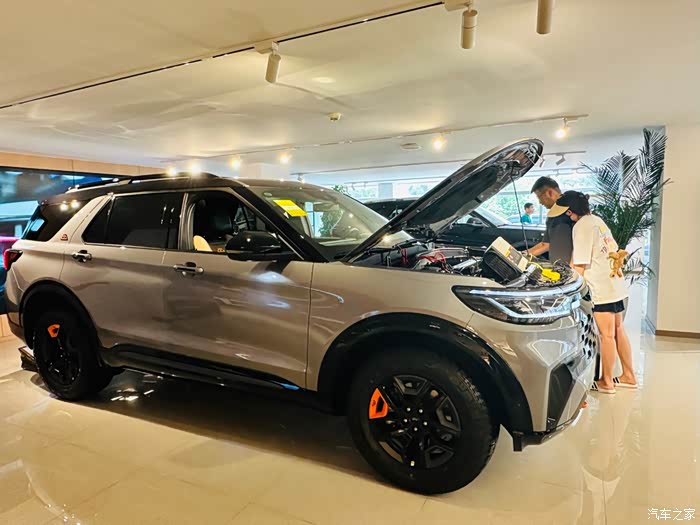 福特探险者四驱风尚版加装机盖日行灯