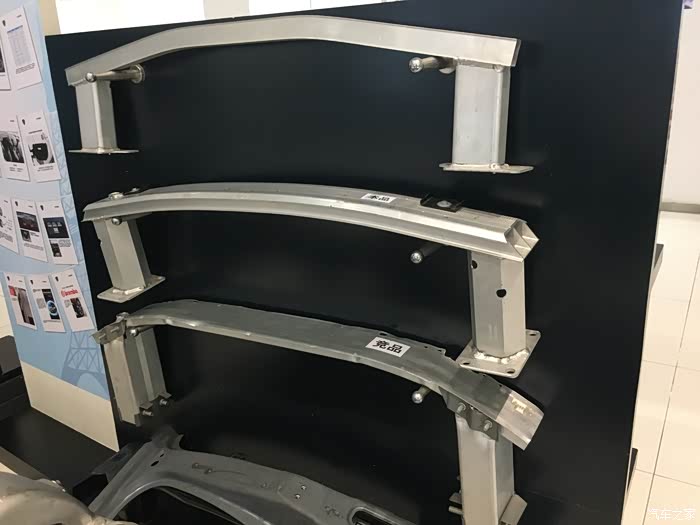 巧合:408x前防撞梁吸能盒,公路护栏截面居然都是六边形