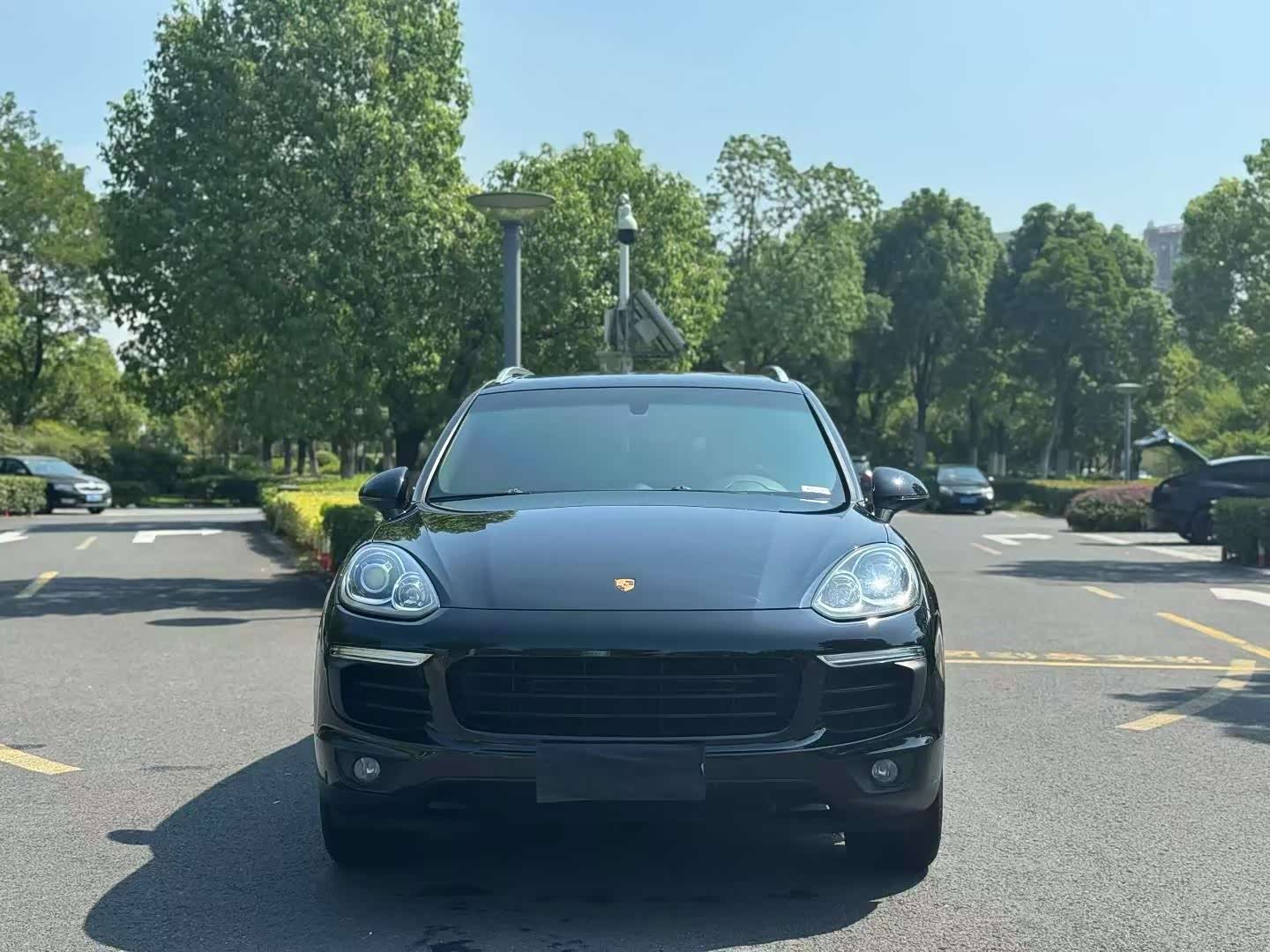 新到17年保时捷卡宴,车况极品,查博士s级,大满配:电动踏板