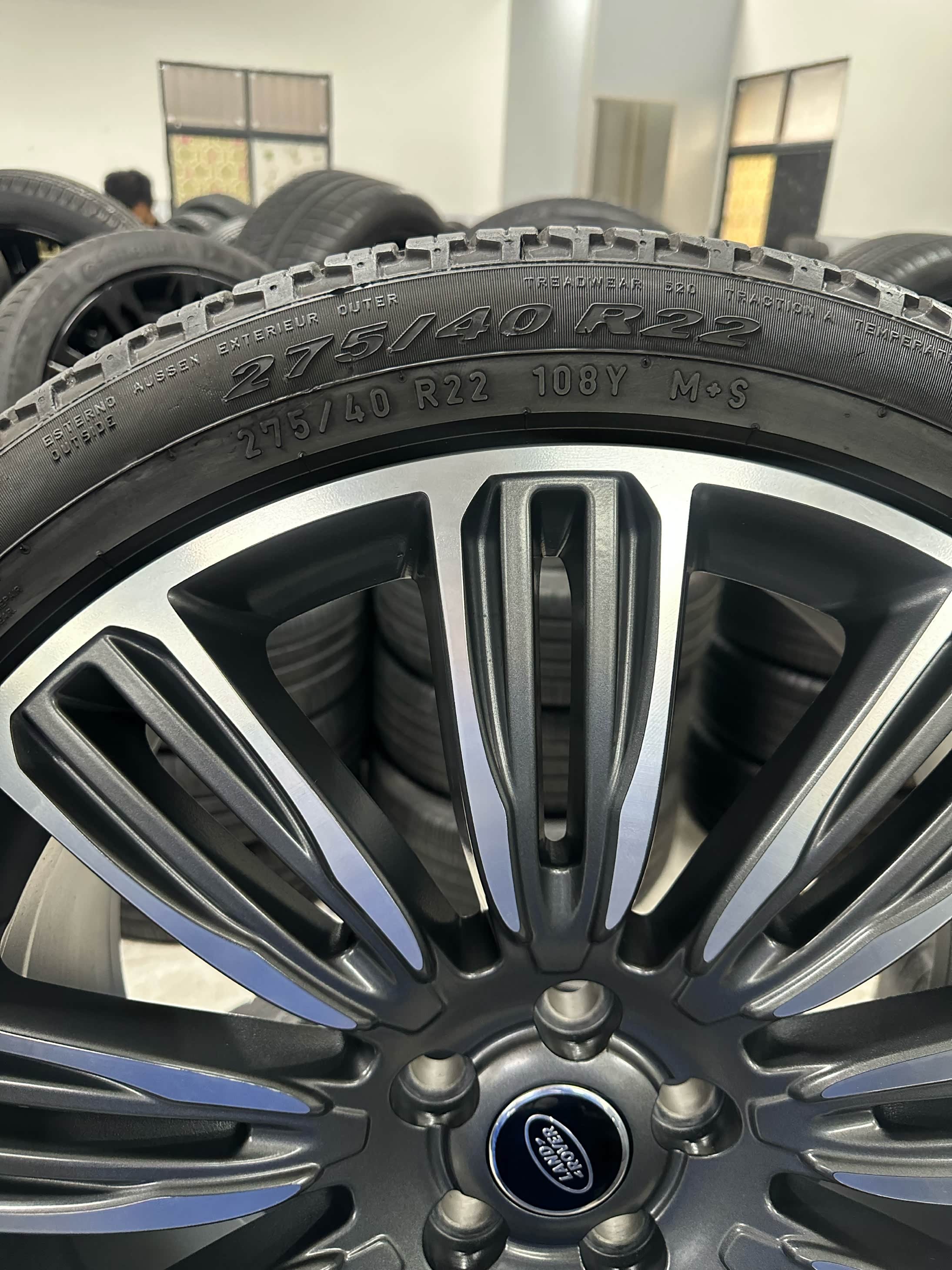 22寸路虎揽胜原装轮毂轮胎一套