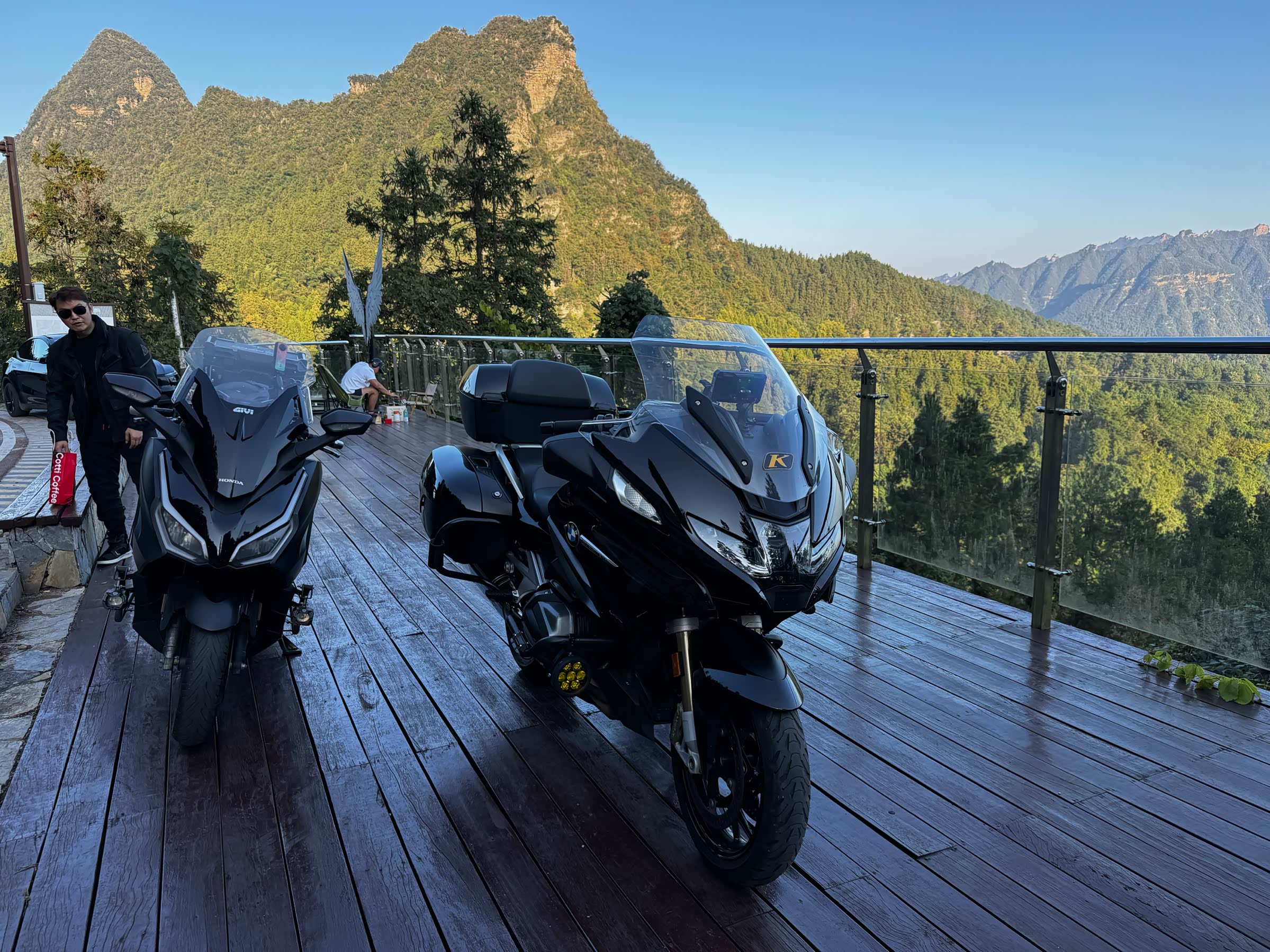 1250rt眯眯眼,也挺不错的,放着音乐慢慢骑行也很惬意