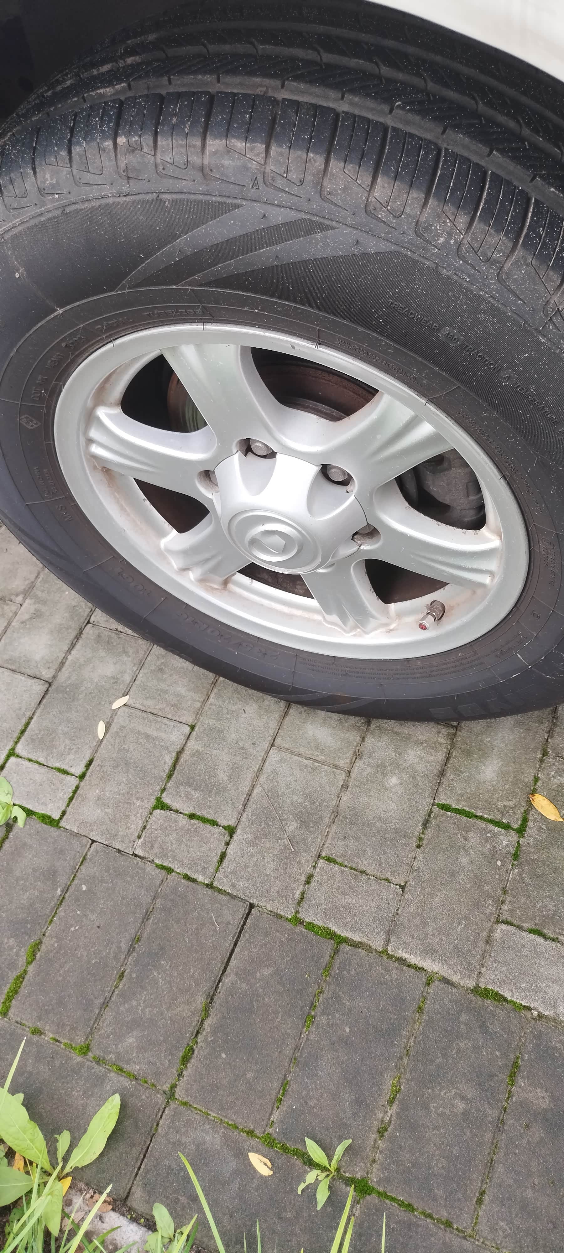 在通燕高速,车胎掉了