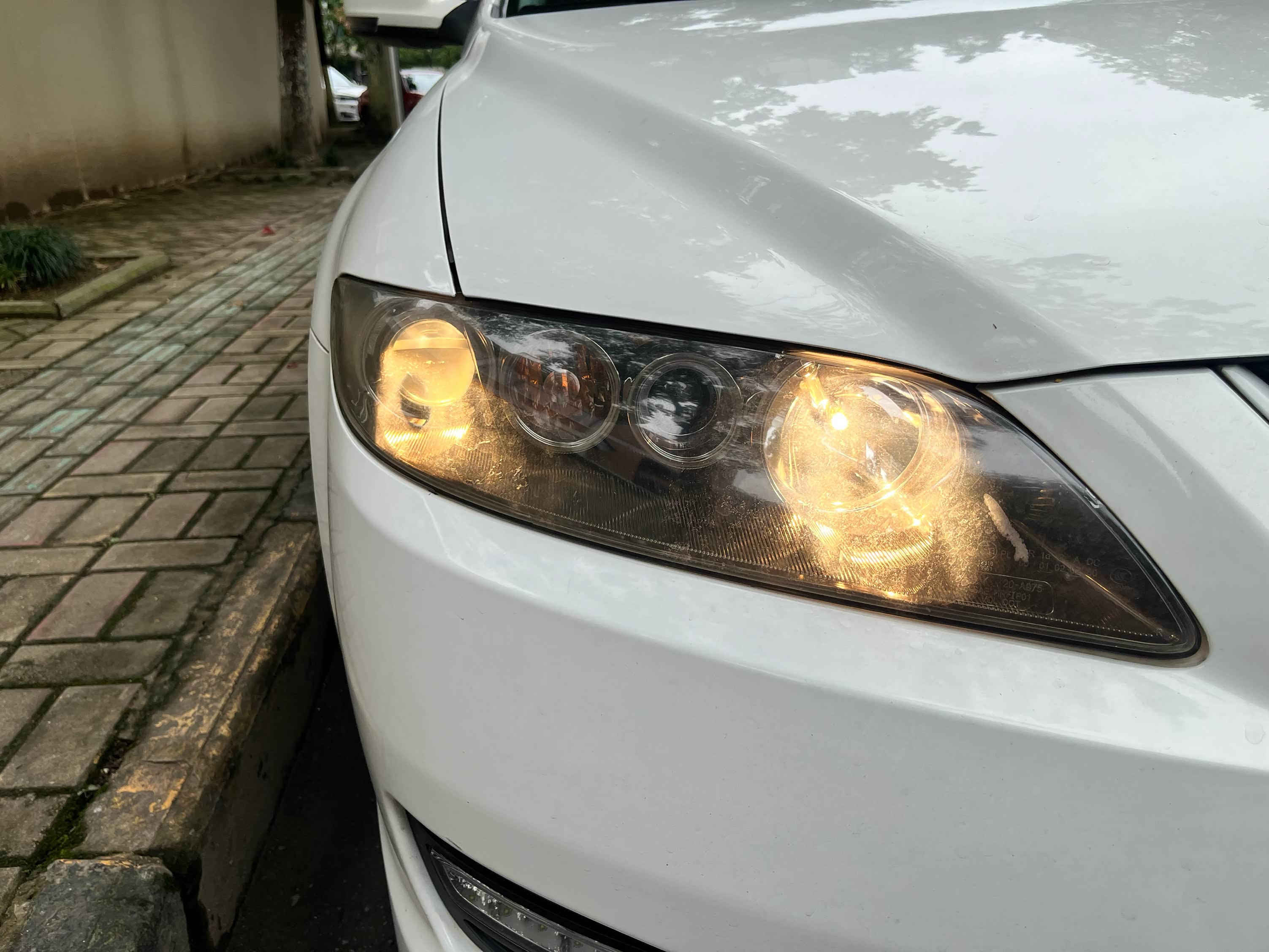 星宇车灯请求应用于轿车前灯的五颜六色MicroLED显现器材及其制备办法专利完成均匀安稳出光