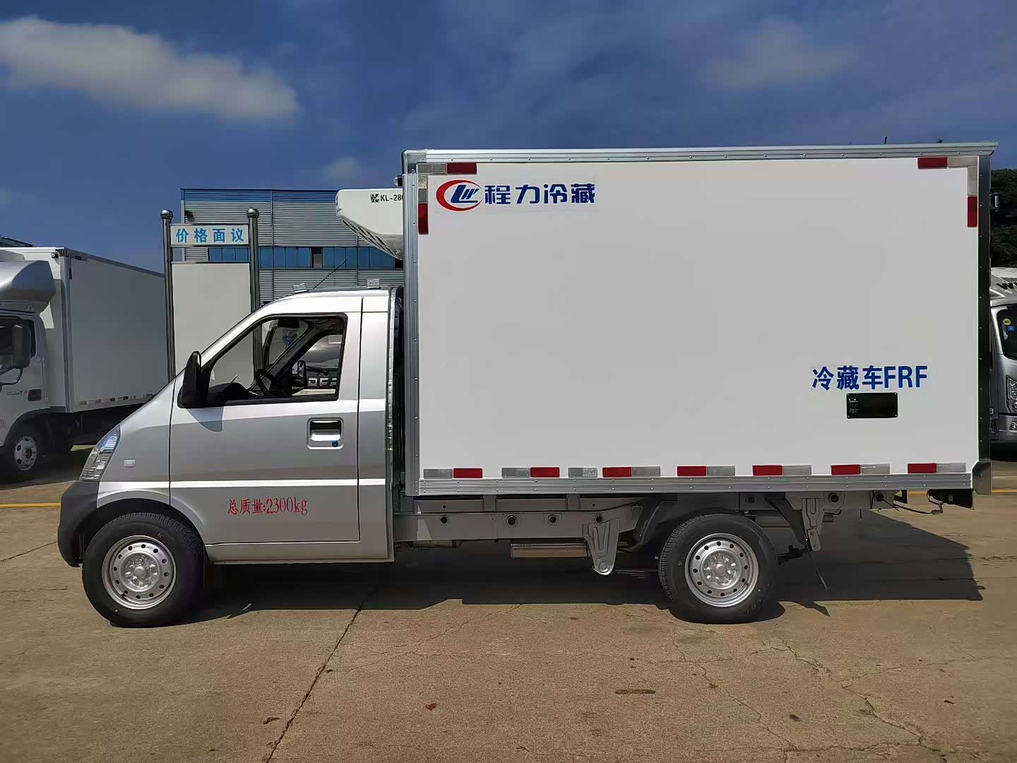 五菱荣光小卡1.5排量汽油厢式冷藏车