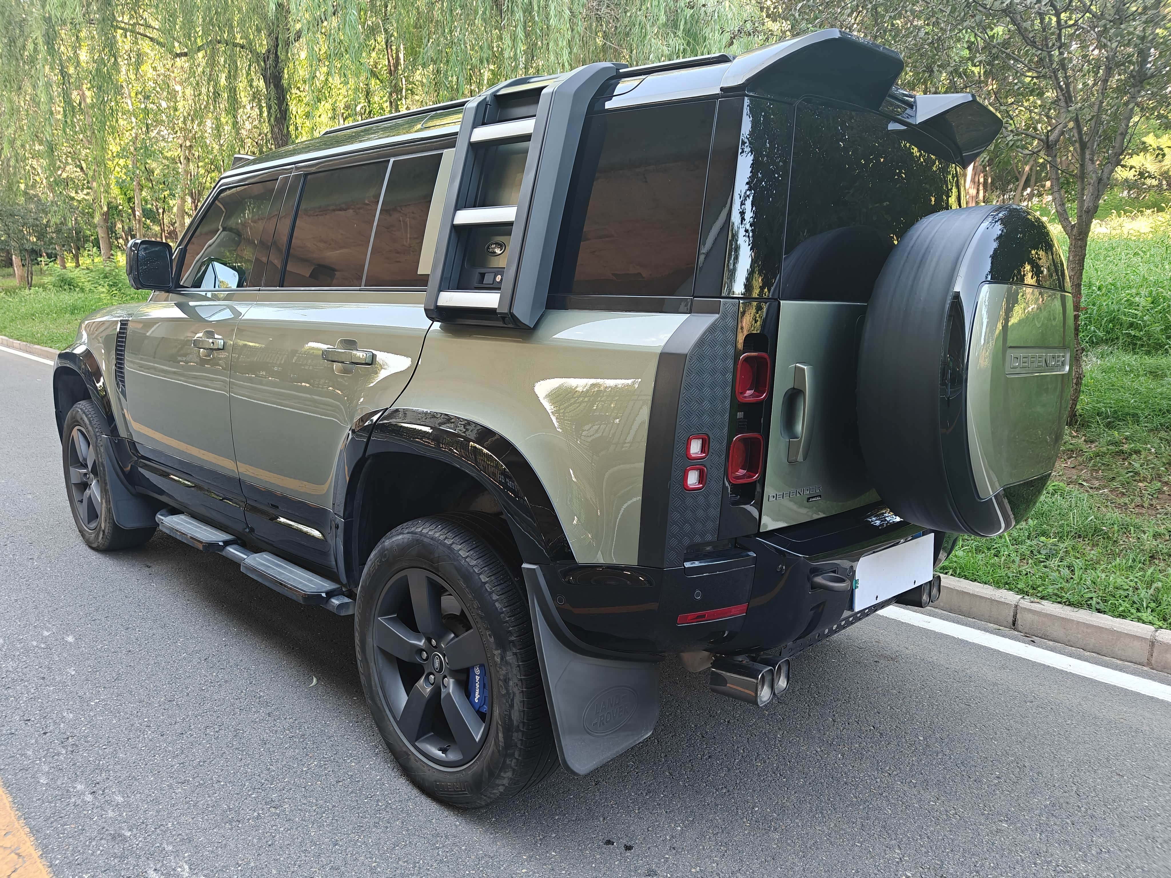 23 款改款 路虎卫士 110p400hse