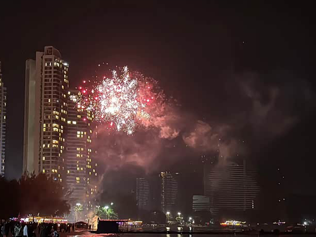 把2025的尾章留给大海与烟花