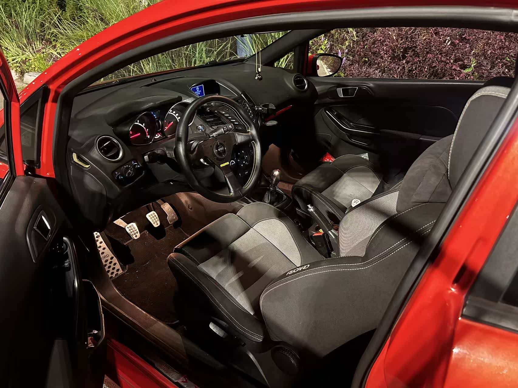 请问嘉年华st的前后雨刮器跟普通嘉年华雨刮通用吗?