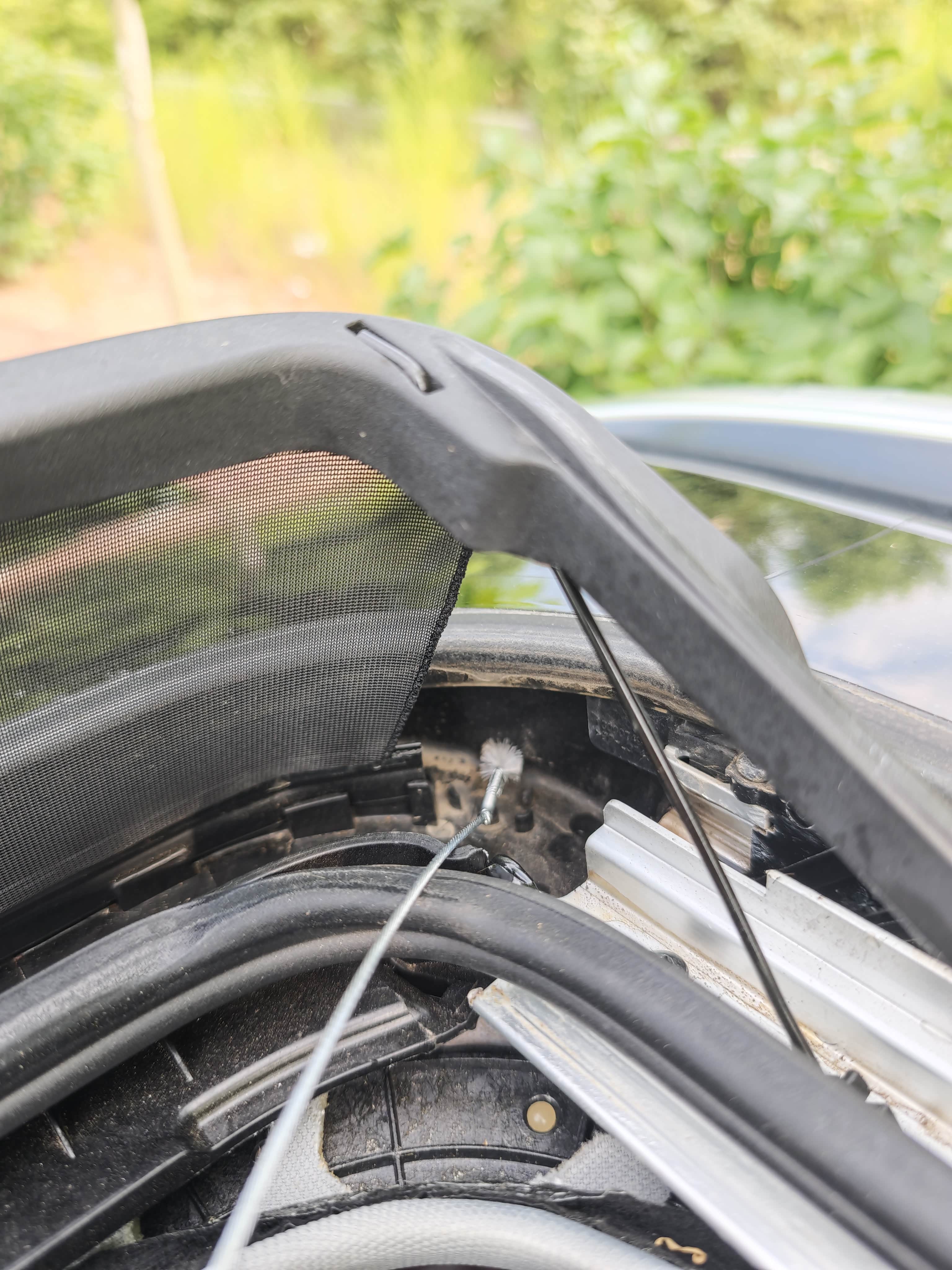 自己动手清理爱车天窗排水孔