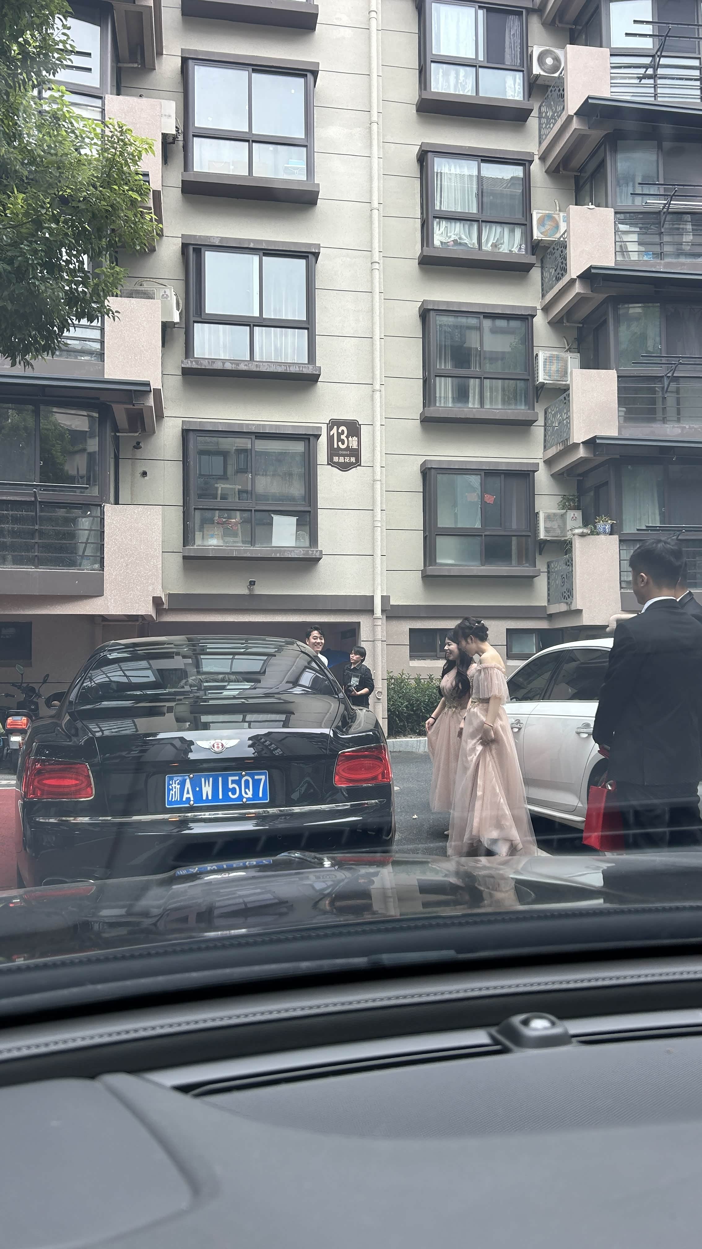 红旗接亲记:当"中国红"载着挚爱奔赴而来