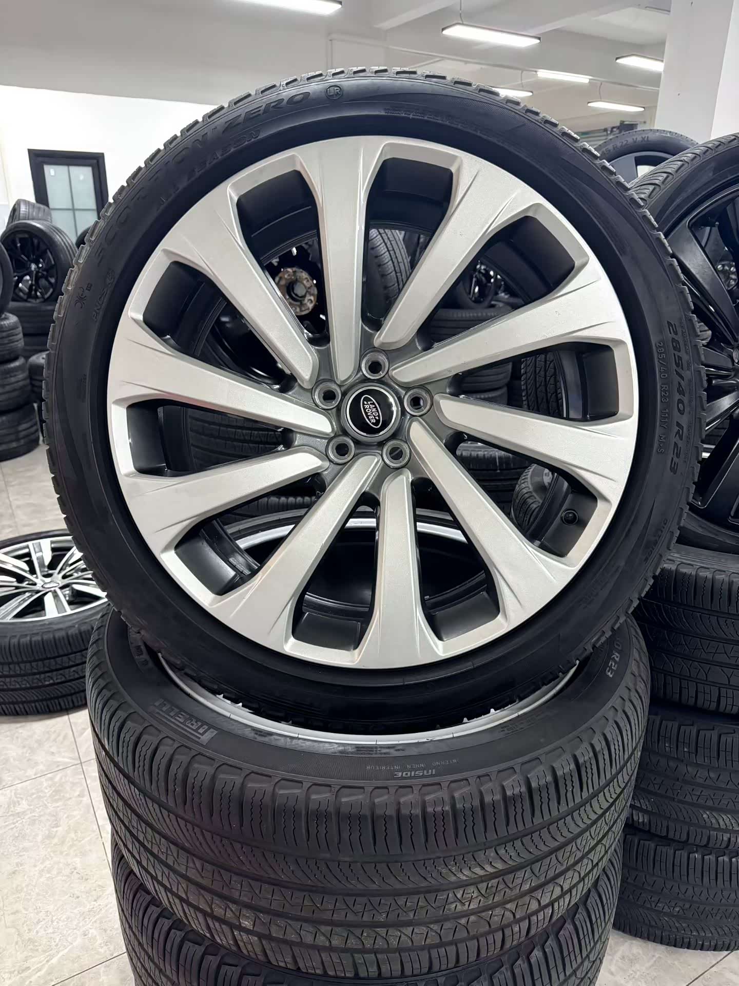 路虎揽胜轮毂轮胎