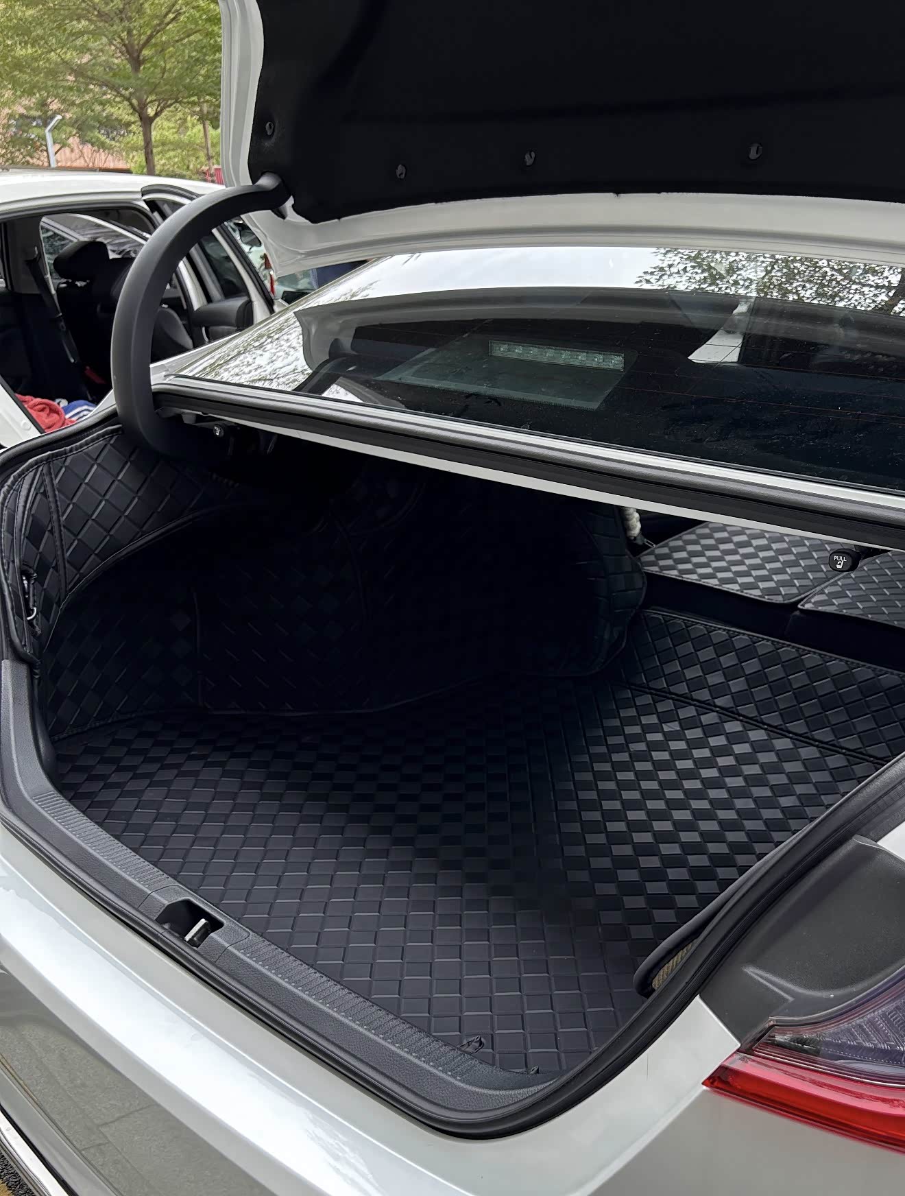 以前总觉得后备箱能装就行,现在才懂