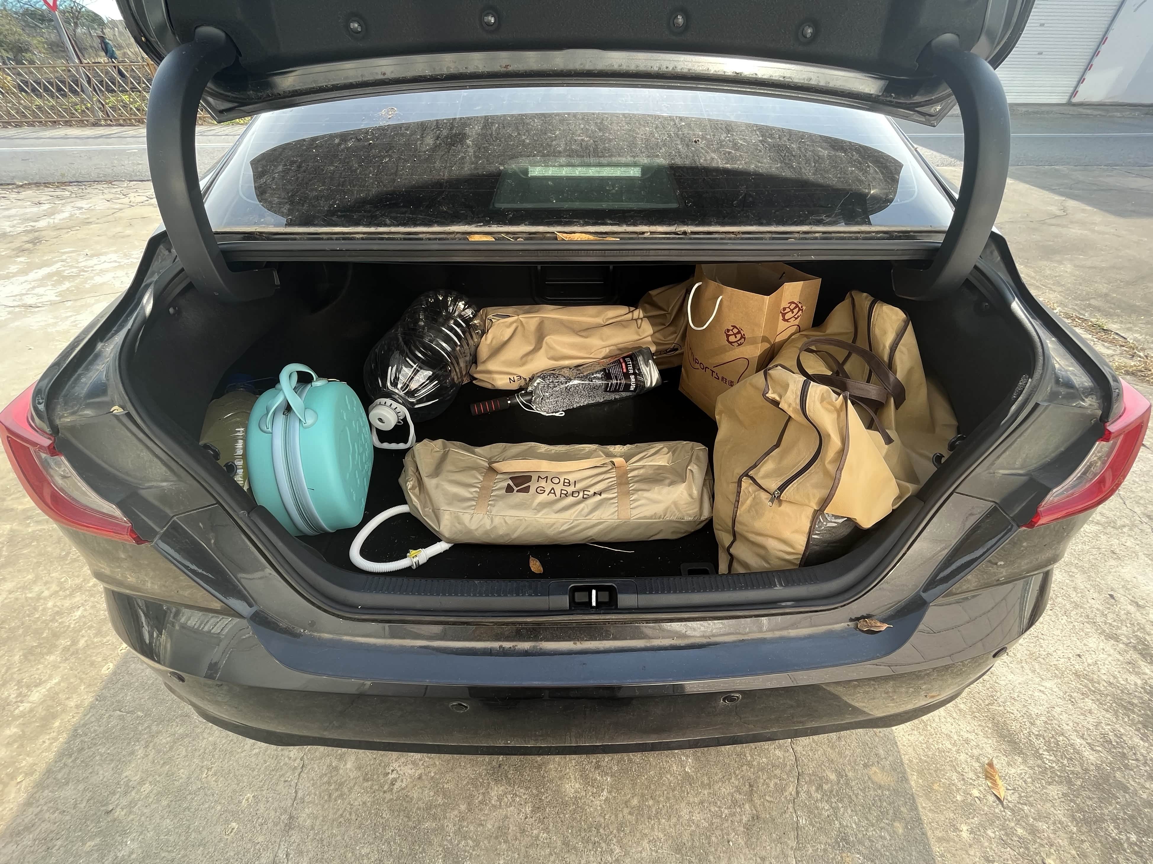 第九代凯美瑞的后备箱,宛如一个宝藏空间.洗车机静静躺着,随时