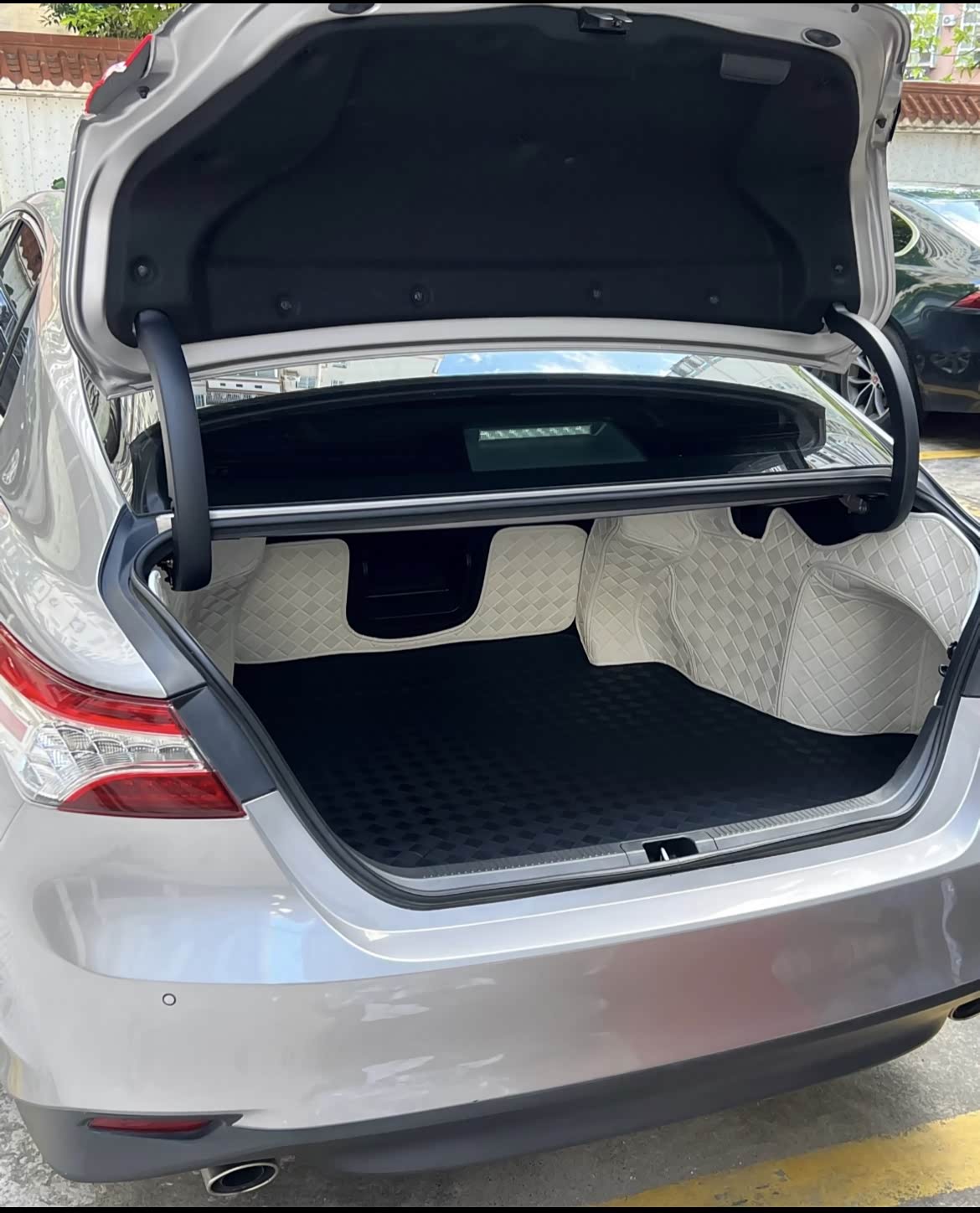 凯美瑞后备箱,装满帐篷与欢笑.驶向山野,阳光正好,周末的满分