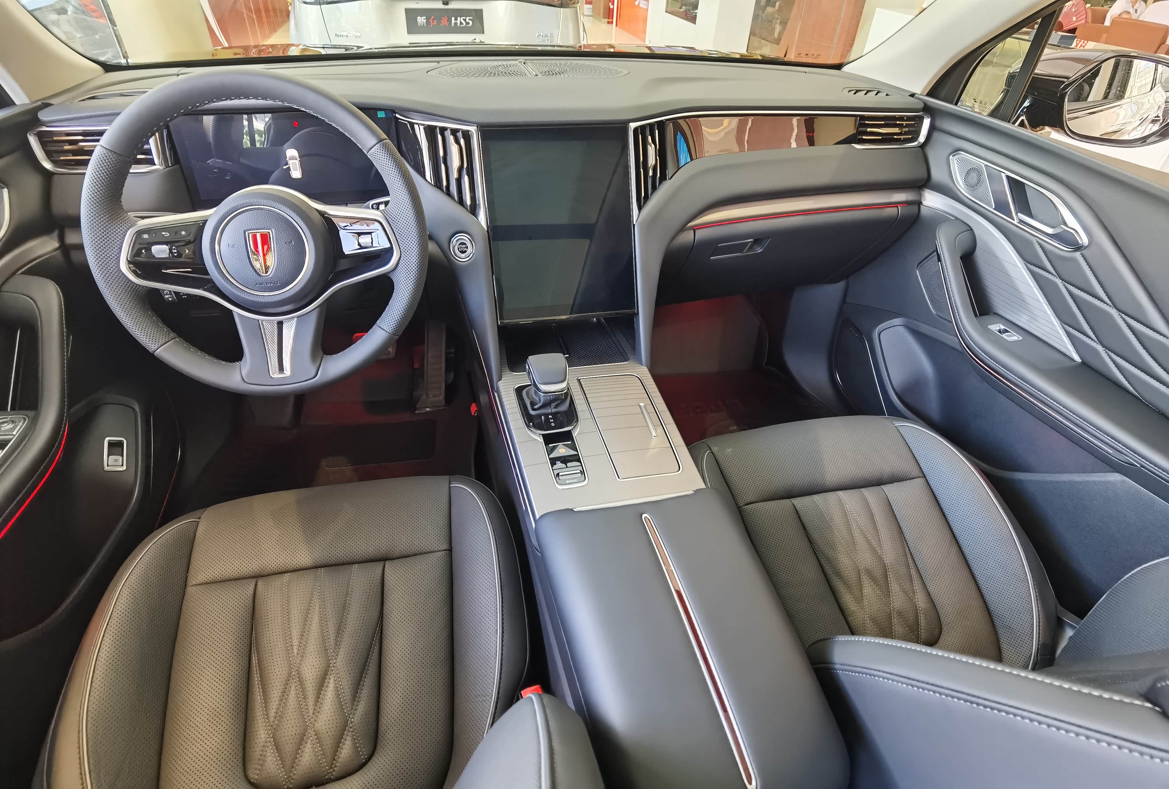 红旗phev家族全系体验红旗hs7phev感受suv快乐