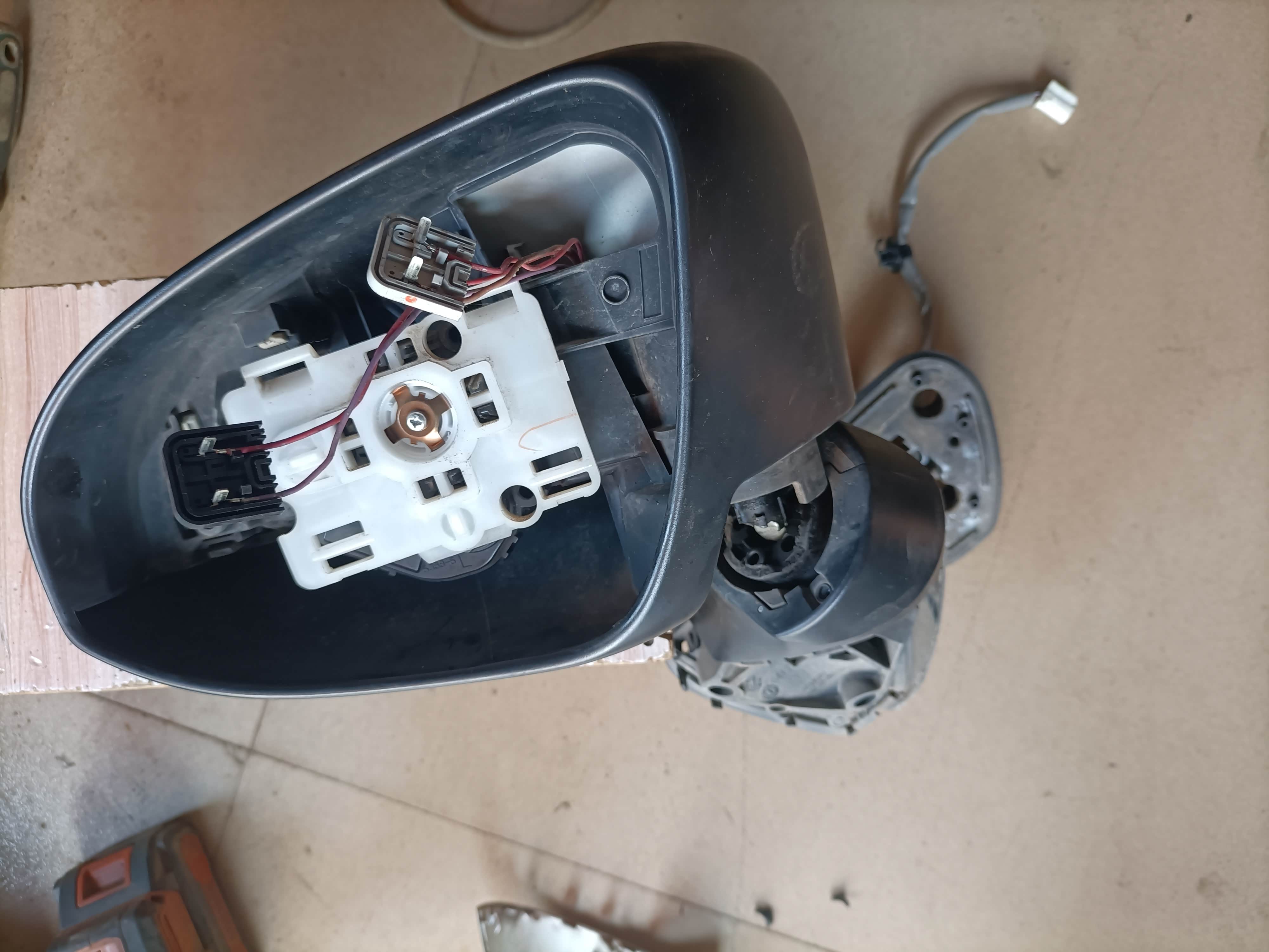 丰田逸致后视镜转轴断简单修复办法